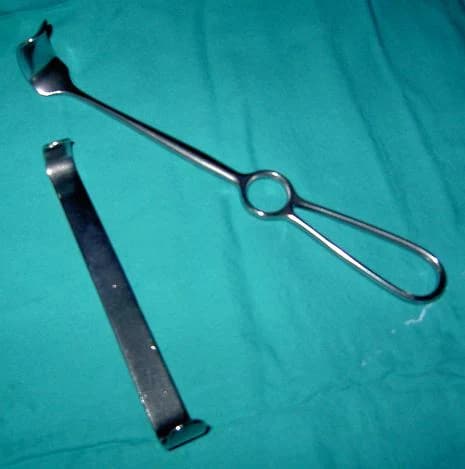 Langenbeck is the hand-held L-shaped retractor at the left of this reference photograph.