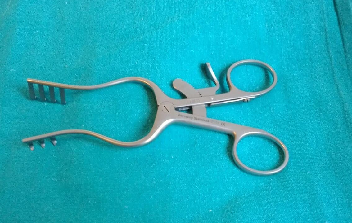 Reference photograph of Weitlaner retractor