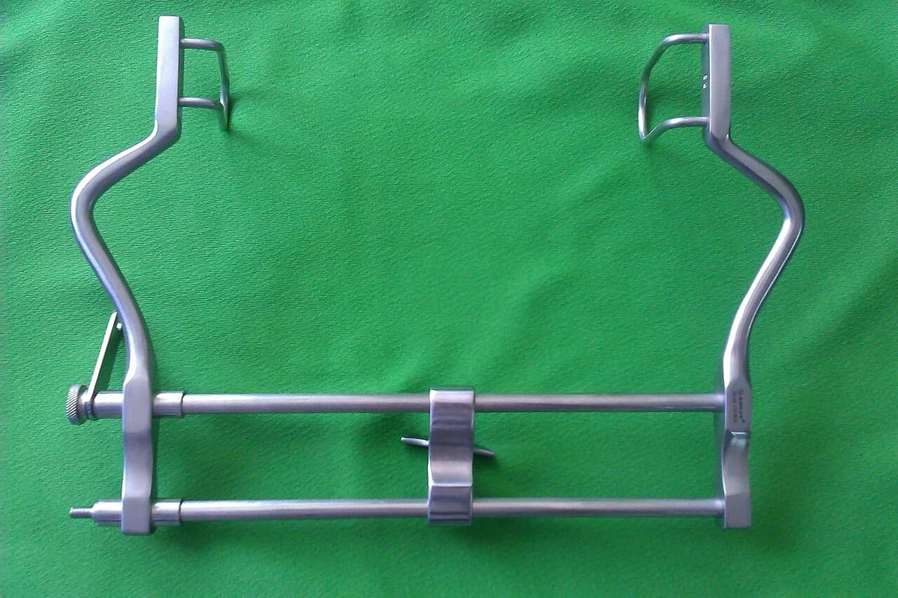 Balfour frame with lateral blades. Central blade is not attached; its fixing screw is reversed in this photograph.