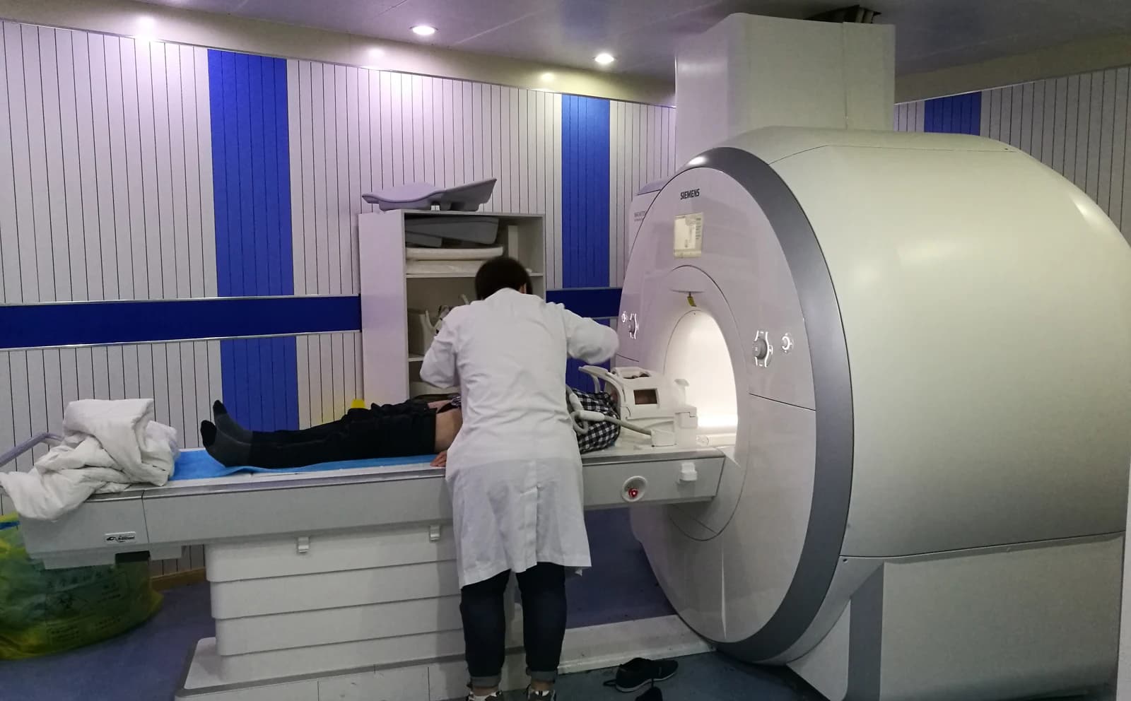 mri scanner — reference view