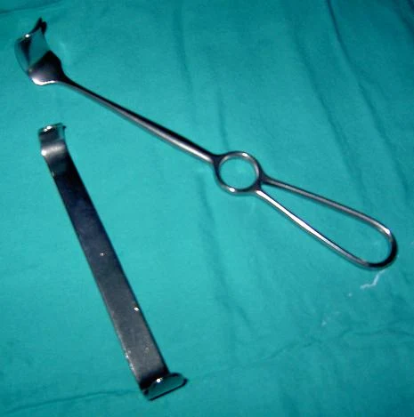 Langenbeck is the hand-held L-shaped retractor at the left of this reference photograph.